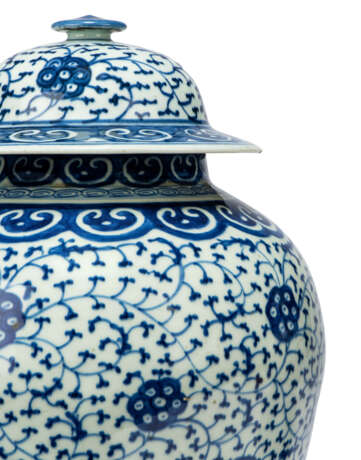 A PAIR OF CHINESE BLUE AND WHITE BALUSTER VASES AND COVERS - Foto 3