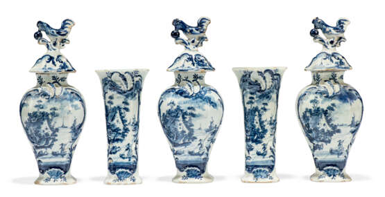 A GARNITURE OF FIVE DUTCH DELFT BLUE AND WHITE VASES AND THREE COVERS - Foto 1