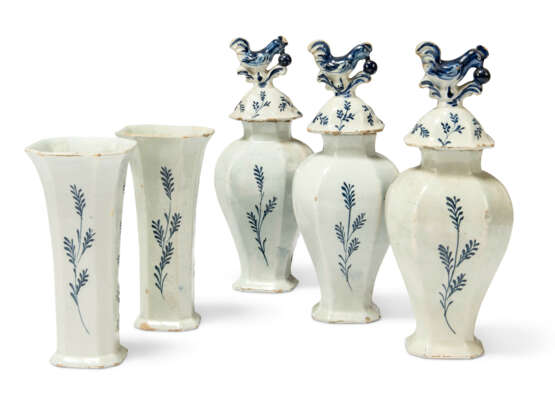 A GARNITURE OF FIVE DUTCH DELFT BLUE AND WHITE VASES AND THREE COVERS - Foto 3