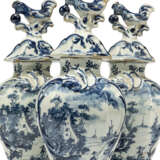 A GARNITURE OF FIVE DUTCH DELFT BLUE AND WHITE VASES AND THREE COVERS - Foto 5