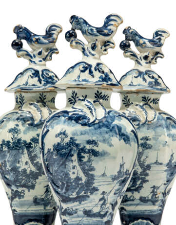 A GARNITURE OF FIVE DUTCH DELFT BLUE AND WHITE VASES AND THREE COVERS - Foto 5