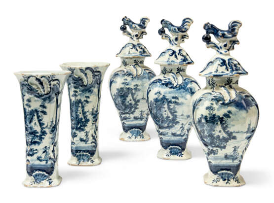 A GARNITURE OF FIVE DUTCH DELFT BLUE AND WHITE VASES AND THREE COVERS - Foto 6