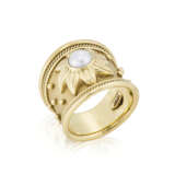 ELIZABETH GAGE GOLD `MILLENIUM` EARRINGS & ‘PEARL SUN’ RING - Foto 1