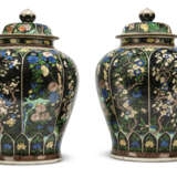 A PAIR OF CHINESE FAMILLE NOIR LARGE BALUSTER VASES AND COVERS - Foto 2