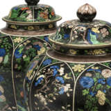 A PAIR OF CHINESE FAMILLE NOIR LARGE BALUSTER VASES AND COVERS - Foto 4