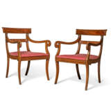 A PAIR OF GEORGE IV MAHOGANY OPEN ARMCHAIRS - Foto 4