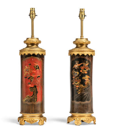 A PAIR OF FRENCH GILT-BRONZE-MOUNTED RED, GILT AND BLACK JAPANNED TABLE LAMPS - photo 3