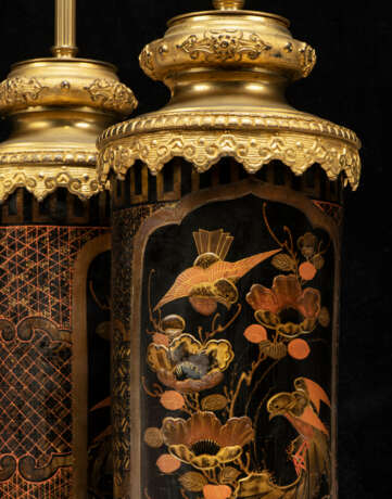 A PAIR OF FRENCH GILT-BRONZE-MOUNTED RED, GILT AND BLACK JAPANNED TABLE LAMPS - photo 4