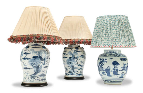 THREE CHINESE BLUE AND WHITE VASES - Foto 1