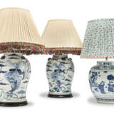 THREE CHINESE BLUE AND WHITE VASES - фото 1