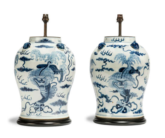 THREE CHINESE BLUE AND WHITE VASES - Foto 2