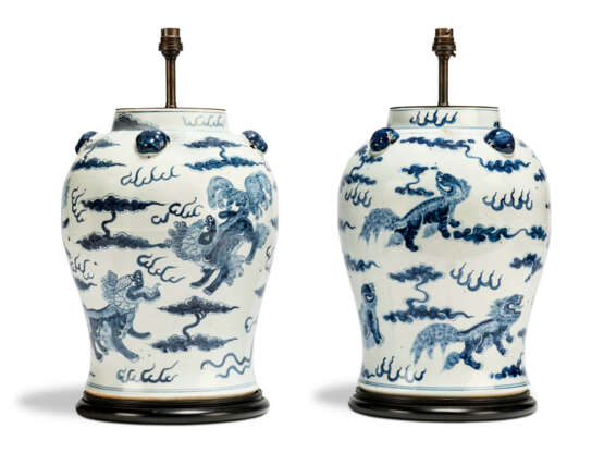 THREE CHINESE BLUE AND WHITE VASES - фото 3