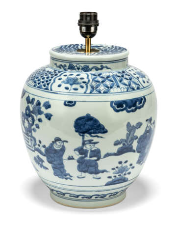 THREE CHINESE BLUE AND WHITE VASES - фото 4
