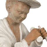 A PARTIALLY TIN-GLAZED TERRACOTTA FIGURE OF A BOY SEATED ON A CUSHION - Foto 5