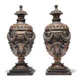 A PAIR OF ITALIAN RENAISSANCE REVIVAL CARVED AND STAINED PINE ORNAMENTAL URNS - Foto 2