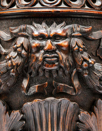 A PAIR OF ITALIAN RENAISSANCE REVIVAL CARVED AND STAINED PINE ORNAMENTAL URNS - Foto 4