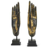 A PAIR OF GILT-LACQUERED HANDS OF BUDDHA - Foto 1