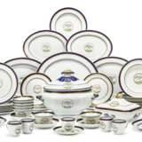 A CHINESE EXPORT FAMILLE ROSE PART-DINNER SERVICE - Foto 1
