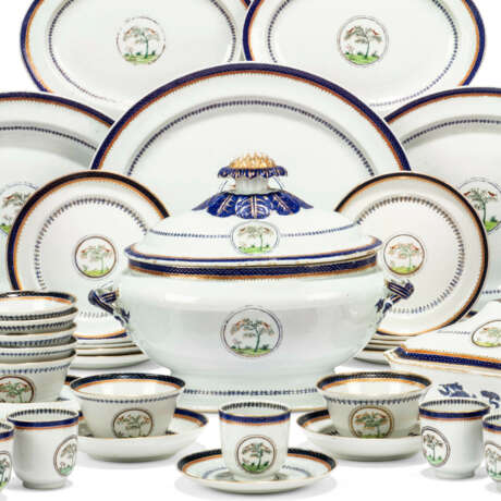 A CHINESE EXPORT FAMILLE ROSE PART-DINNER SERVICE - Foto 3