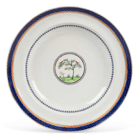 A CHINESE EXPORT FAMILLE ROSE PART-DINNER SERVICE - Foto 4