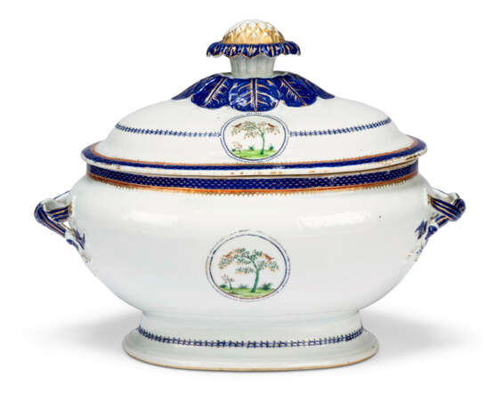 A CHINESE EXPORT FAMILLE ROSE PART-DINNER SERVICE - Foto 9