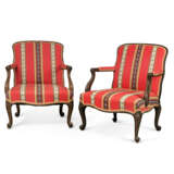 A PAIR OF GEORGE III-STYLE MAHOGANY OPEN ARMCHAIRS - фото 1