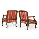 A PAIR OF GEORGE III-STYLE MAHOGANY OPEN ARMCHAIRS - фото 3