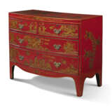 A RED-JAPANNED REGENCY BOWFRONT CHEST - фото 2