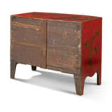 A RED-JAPANNED REGENCY BOWFRONT CHEST - photo 3