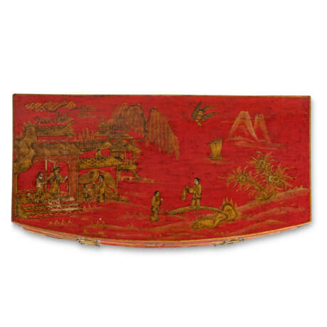 A RED-JAPANNED REGENCY BOWFRONT CHEST - фото 4