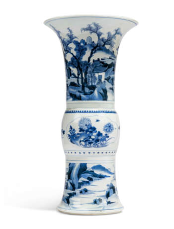 A CHINESE BLUE AND WHITE GU-FORM BEAKER VASE - фото 1