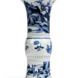 A CHINESE BLUE AND WHITE GU-FORM BEAKER VASE - фото 2