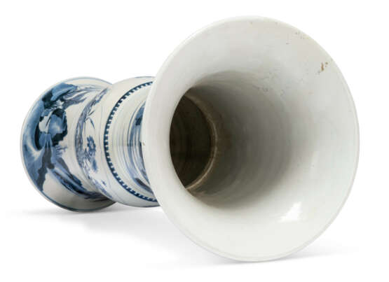 A CHINESE BLUE AND WHITE GU-FORM BEAKER VASE - фото 3