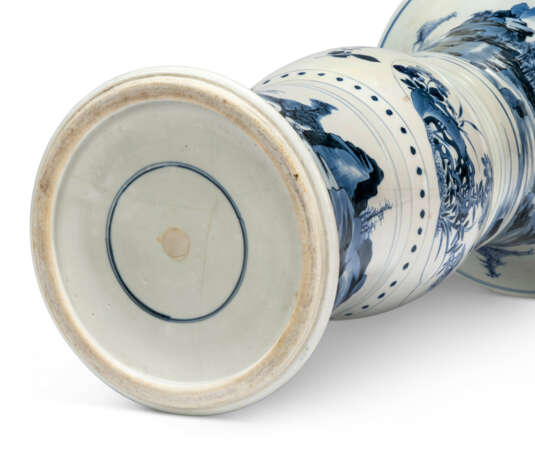 A CHINESE BLUE AND WHITE GU-FORM BEAKER VASE - фото 4