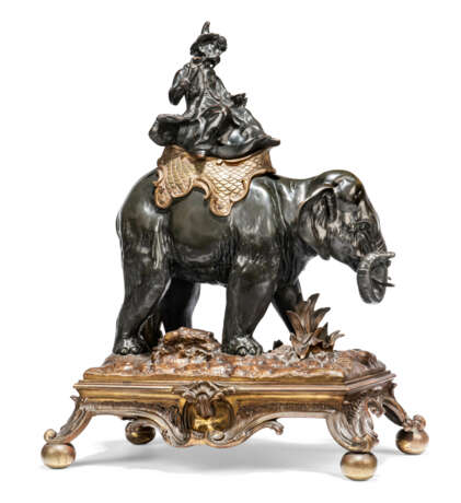 A PAIR OF FRENCH GILT AND PATINATED-BRONZE ELEPHANTS - Foto 2