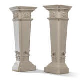 A PAIR OF GEORGE II WHITE-PAINTED PEDESTALS - Foto 2