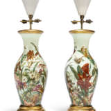 A PAIR OF FRENCH OPAQUE GLASS LARGE VASES - Foto 3