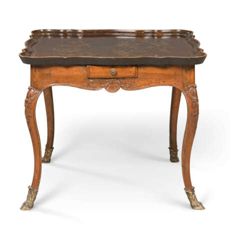 A FRENCH WALNUT, BEECH AND JAPANNED TRAY-TOP TABLE - фото 1