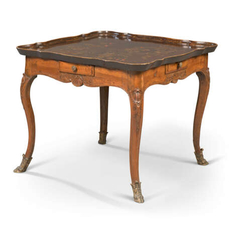 A FRENCH WALNUT, BEECH AND JAPANNED TRAY-TOP TABLE - фото 2