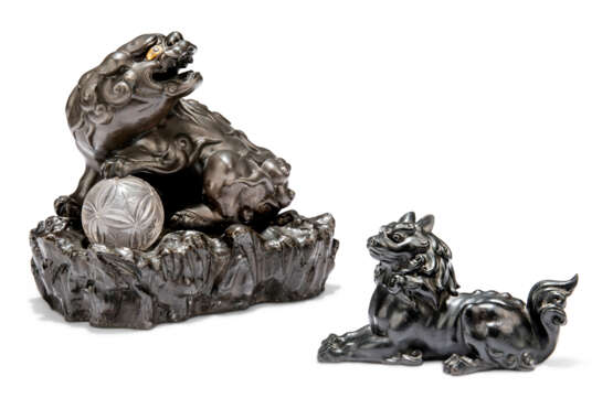TWO JAPANESE PATINATED-BRONZE MODELS OF MYTHICAL BEASTS - Foto 1
