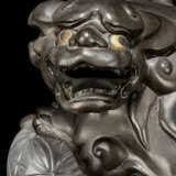 TWO JAPANESE PATINATED-BRONZE MODELS OF MYTHICAL BEASTS - Foto 5