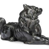 TWO JAPANESE PATINATED-BRONZE MODELS OF MYTHICAL BEASTS - Foto 7