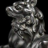TWO JAPANESE PATINATED-BRONZE MODELS OF MYTHICAL BEASTS - Foto 8