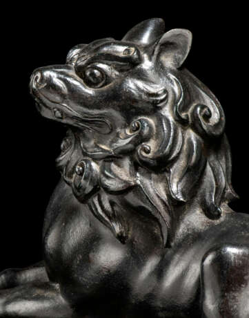 TWO JAPANESE PATINATED-BRONZE MODELS OF MYTHICAL BEASTS - фото 8