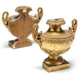 A PAIR OF ITALIAN GILTWOOD HALF-URN FINIALS, A PAIR OF EMPIRE-STYLE GILT-BRONZE BASKETS AND A PAIR OF `THISTLE` GILTWOOD BRACKETS - Foto 2