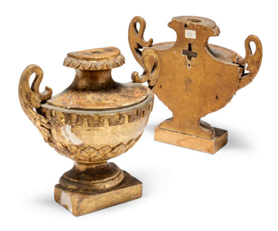 A PAIR OF ITALIAN GILTWOOD HALF-URN FINIALS, A PAIR OF EMPIRE-STYLE GILT-BRONZE BASKETS AND A PAIR OF `THISTLE` GILTWOOD BRACKETS - photo 3