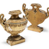 A PAIR OF ITALIAN GILTWOOD HALF-URN FINIALS, A PAIR OF EMPIRE-STYLE GILT-BRONZE BASKETS AND A PAIR OF `THISTLE` GILTWOOD BRACKETS - Foto 3