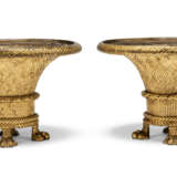A PAIR OF ITALIAN GILTWOOD HALF-URN FINIALS, A PAIR OF EMPIRE-STYLE GILT-BRONZE BASKETS AND A PAIR OF `THISTLE` GILTWOOD BRACKETS - Foto 4