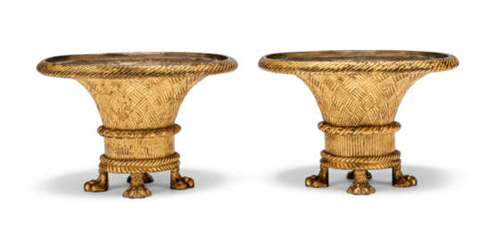 A PAIR OF ITALIAN GILTWOOD HALF-URN FINIALS, A PAIR OF EMPIRE-STYLE GILT-BRONZE BASKETS AND A PAIR OF `THISTLE` GILTWOOD BRACKETS - фото 4