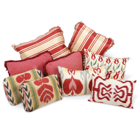 A GROUP OF NINE VARIOUS SILK AND COTTON SCATTER CUSHIONS - Foto 1